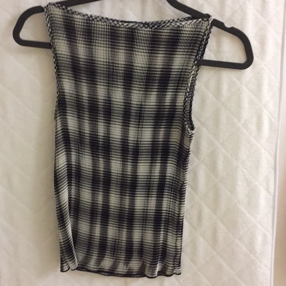 Top in black and white size s